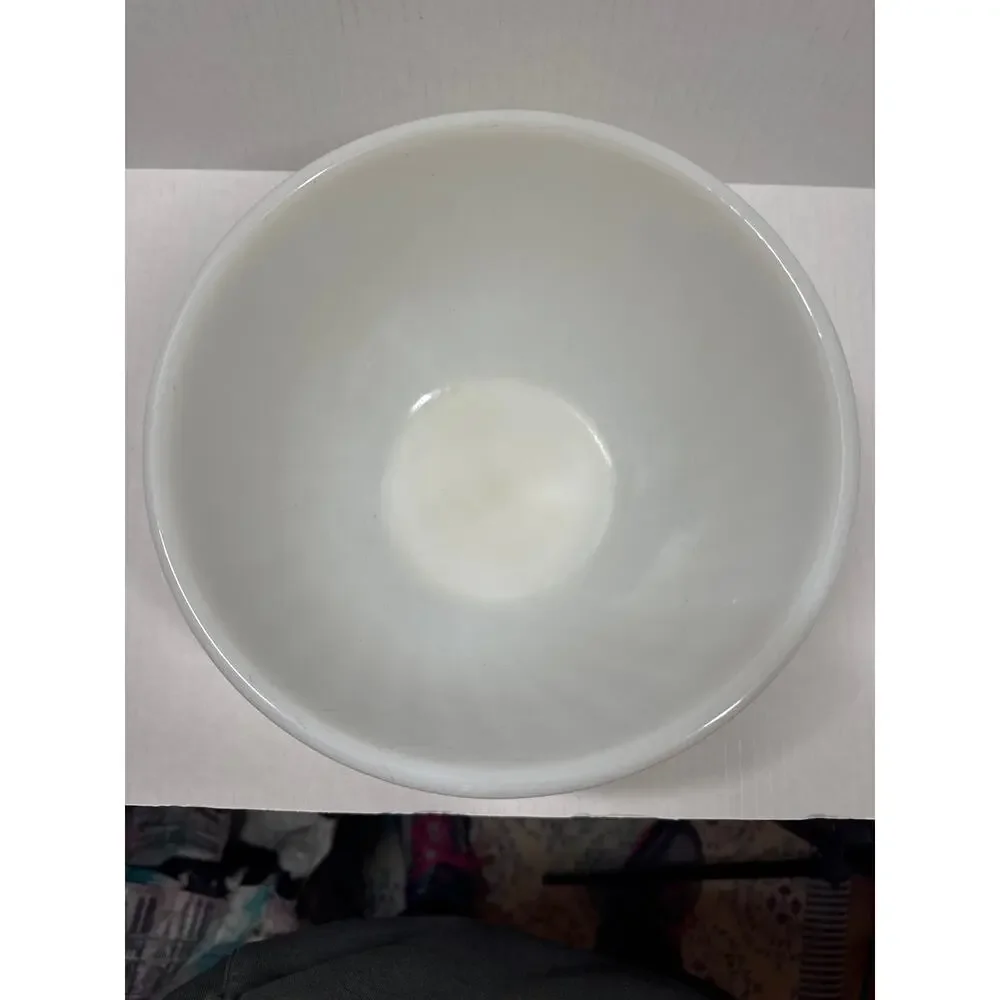 Anchor Hocking Fire King Milk Glass Swirl 9” x 41/2” White‎ Bowl